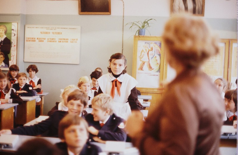 	   Практически весь период учебы в школе у меня пришёлся на 80-е годы. Эти фотографии очень хорошо показывают школу тех лет.     И я как сегодня помню торжественные линейки по поводу первого сентября и последнего звонка    Обязательные гладиолусы ил