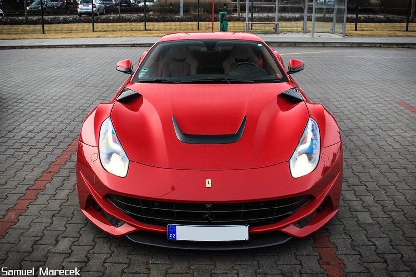 Красная Ferrari F12 в тюнинге N-Largo