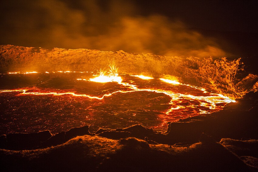 На краю кратера действующего вулкана Эрта Але