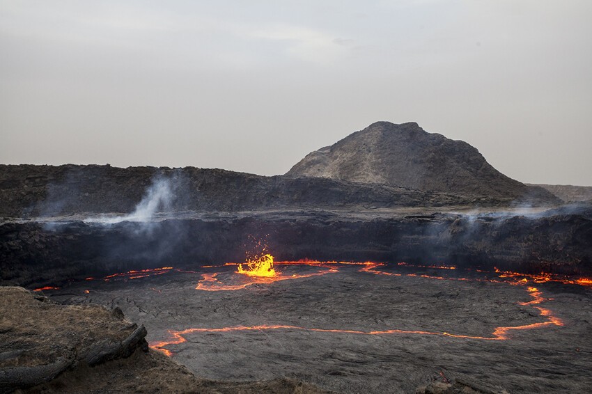 На краю кратера действующего вулкана Эрта Але