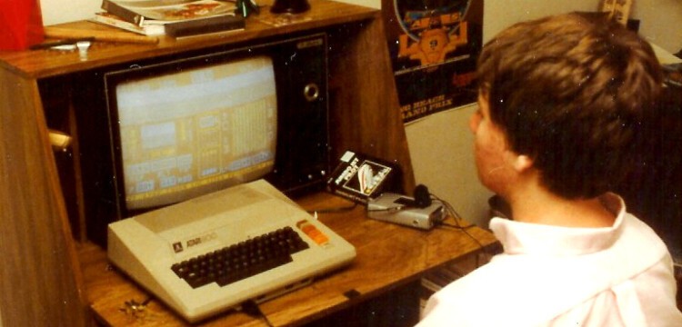 На фотографии — популярный 8-битный компьютер 1980-х годов „Atari 800“ Изображение: Ron Reiring, 1985 год