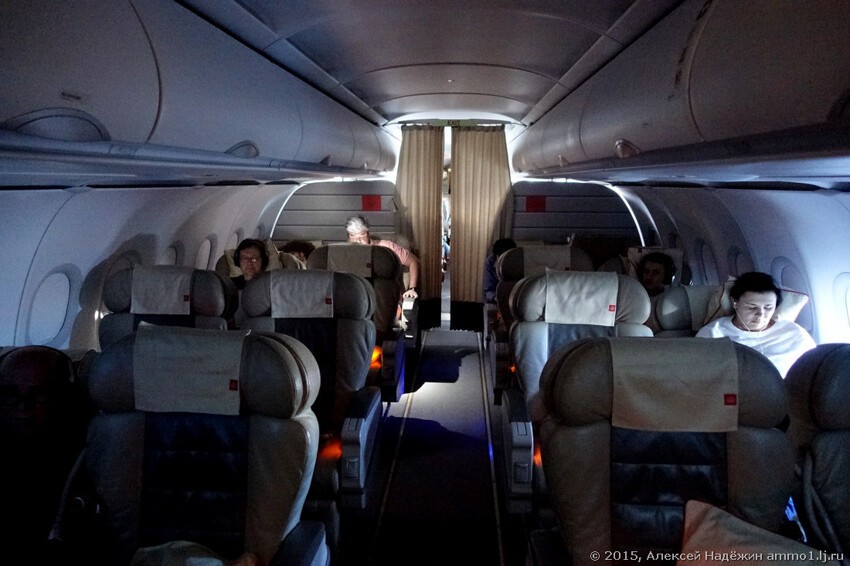 В бизнес-классе Аэробуса широкие кресла. В каждом ряду всего по четыре места (в основном салоне по шесть).
