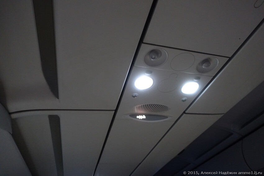 Помимо обычных индивидуальных светильников на потолке есть дополнительные светодиодные светильники на гибких ножках.