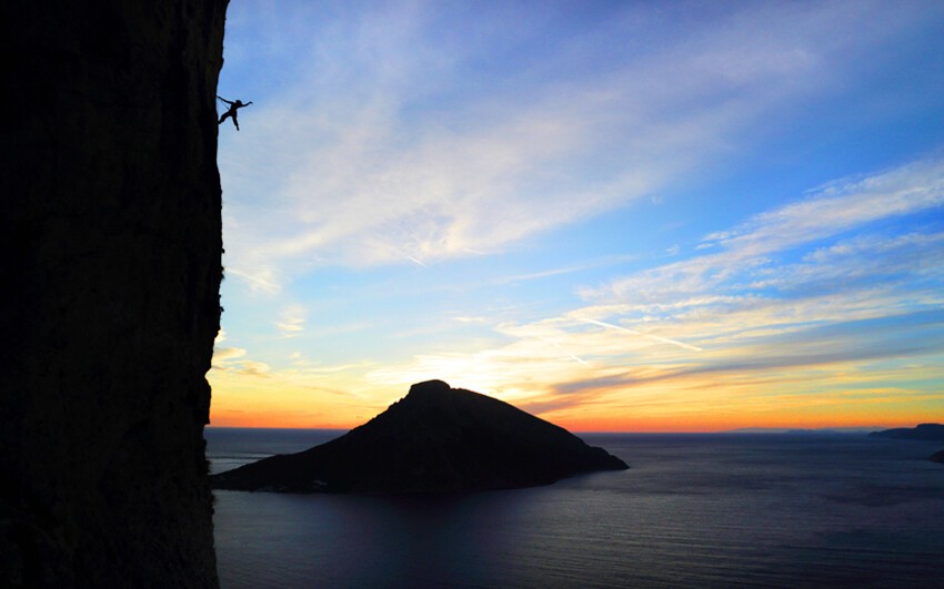 Альпинист Даниэль Сромек взбирается на вершину скалы на греческом острове Калимос.