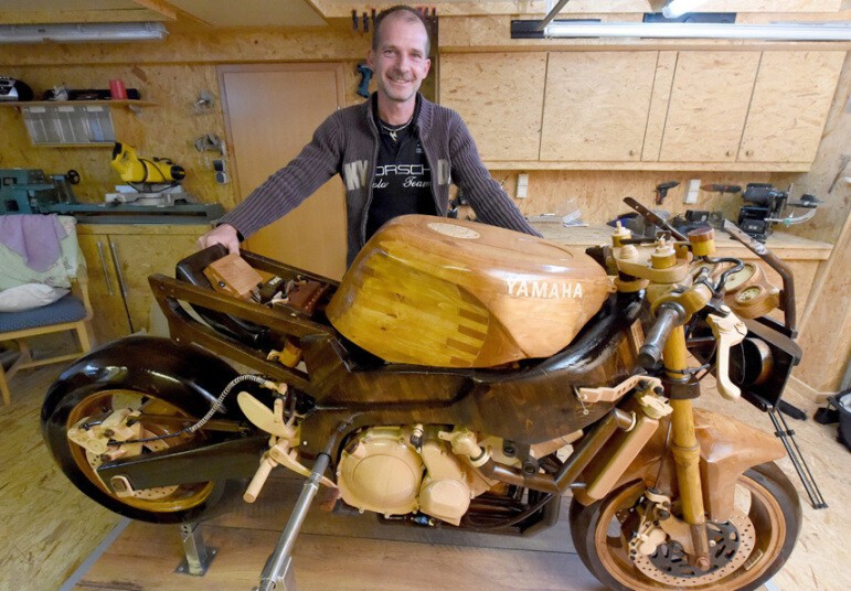 Так как жена немца Андре Шлоссера не захотела, чтобы он поставил в гостиной свой старый мотоцикл Yamaha FZR 600, он решил изготовить деревянную копию. Это заняло целых 12 лет.