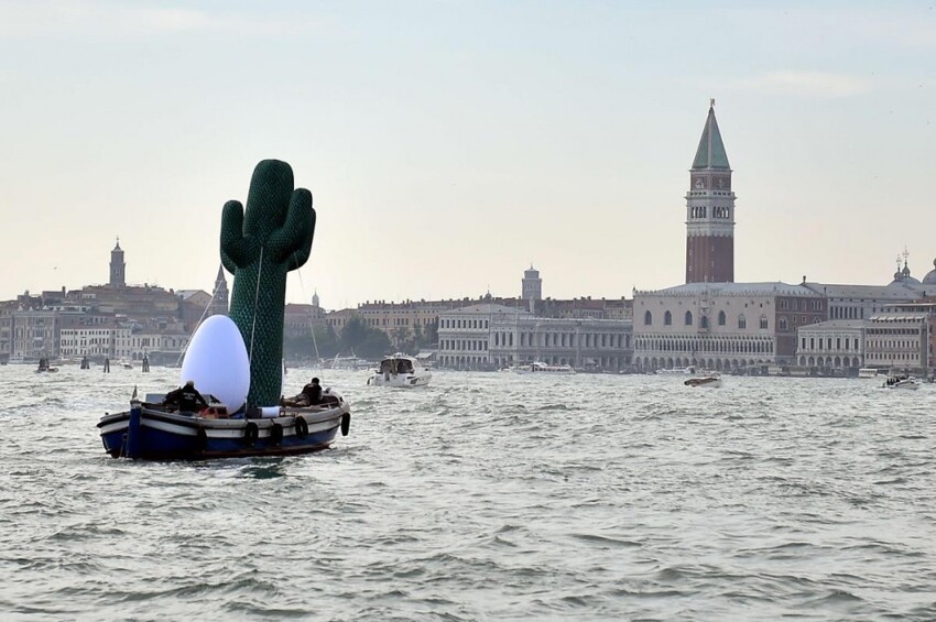 Надувной кактус на лодке в Венецианской лагуне