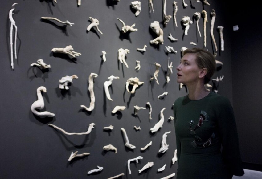 Актриса Кейт Бланшетт смотрит работы австралийской художницы Фионы Холл (Fiona Hall) в павильоне Австралии