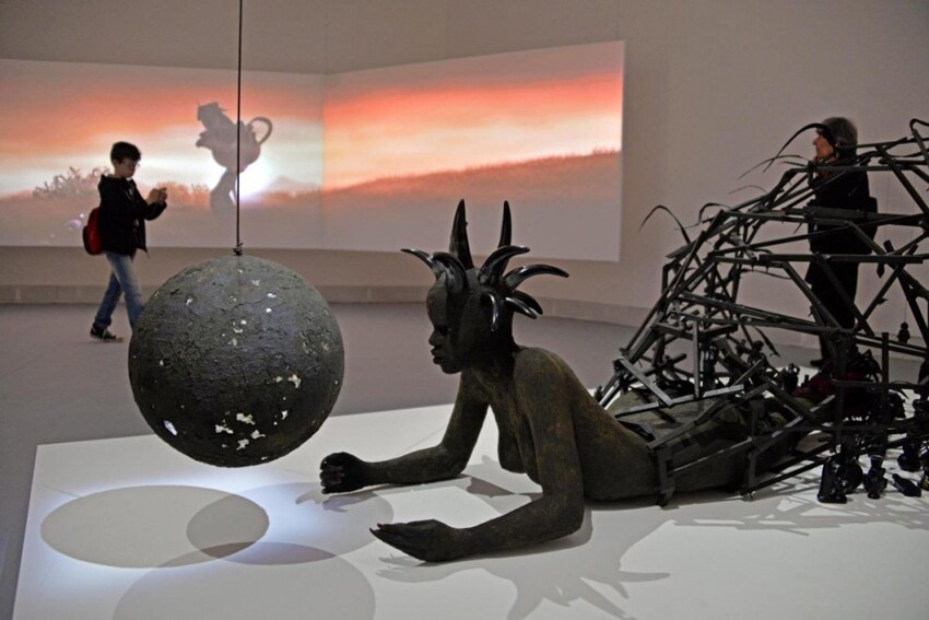 Работа «The End of Carrying All» кенийской художницы Вангети Муту (Wangeti Mutu) на Венецианской биеннале