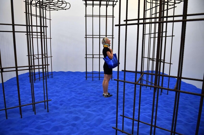 Инсталляция «Speculating on the Blue» художницы Флаки Халити (Flaka Haliti) в павильоне Республики Косово