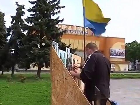 Украинка в Киеве разгромила мемориал героям Небесной сотни 