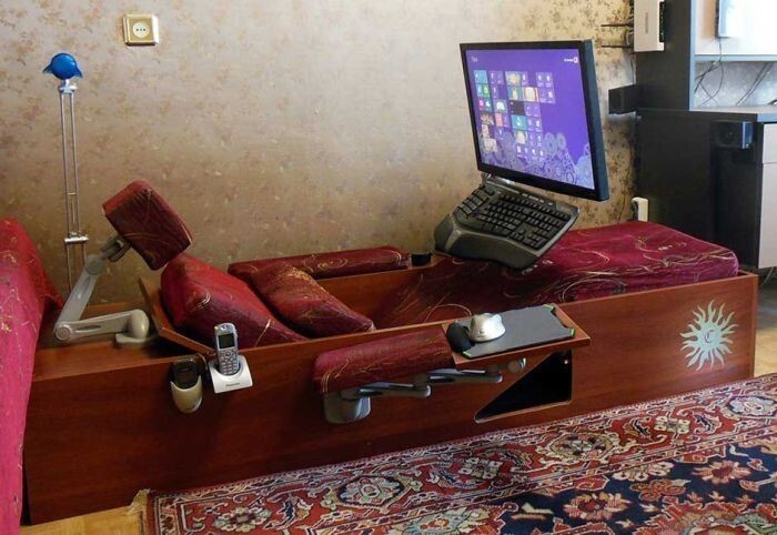 Удобное самодельное компьютерное место, сделанное из шкафа
