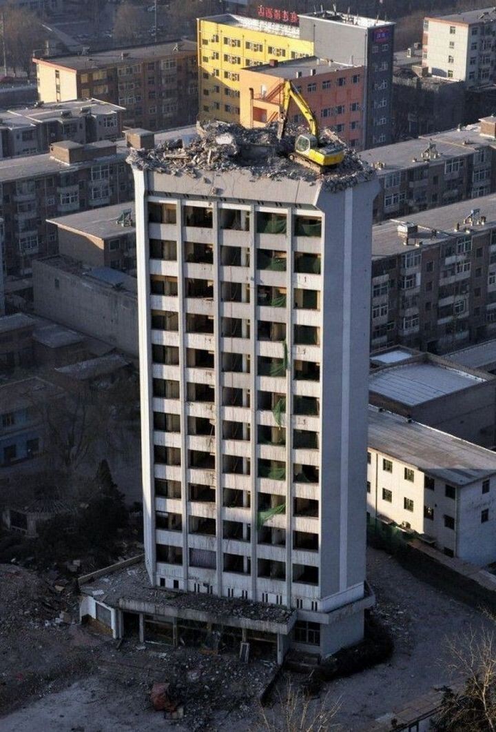 Демонтаж высотного здания по-китайски