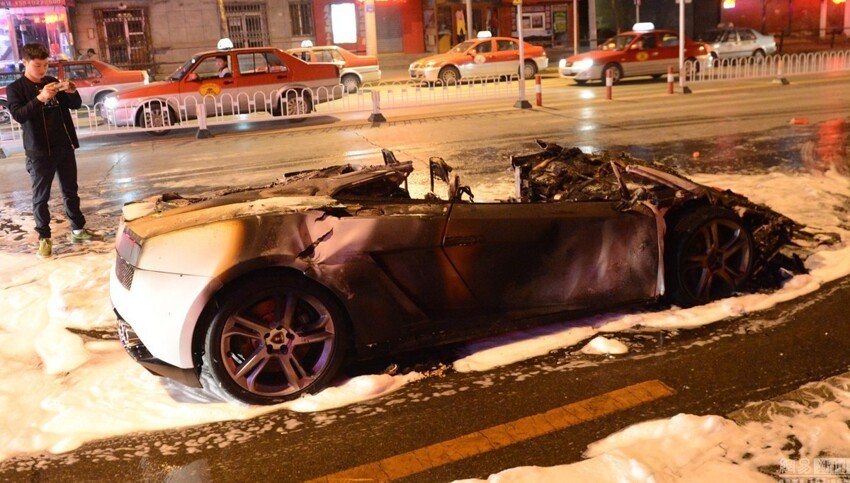 В Китае дотла сгорел Lamborghini Gallardo