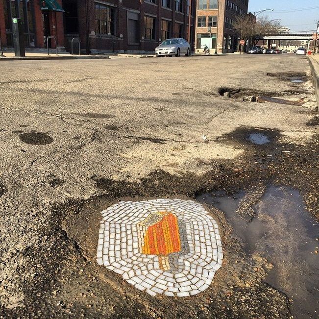 В Чикаго дорожные ямы латают мороженым из мозайки