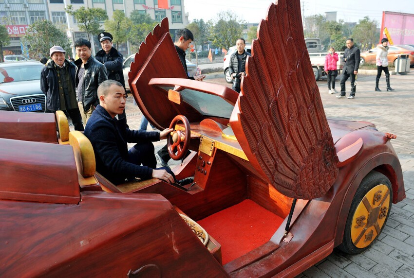 26-летний резчик по дереву сделал сделал деревянный автомобиль. Местные СМИ говорят, что он разгоняется до 30 км/час.  Провинция Цзянси, Китай, 9 февраля 2015.