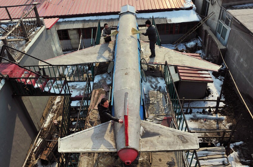 Этот 5-метровый самолет фермер делал 2 года и потратил на него около 6 350 долларов. Провинция Ляонин, Китай, 28 февраля 2012.