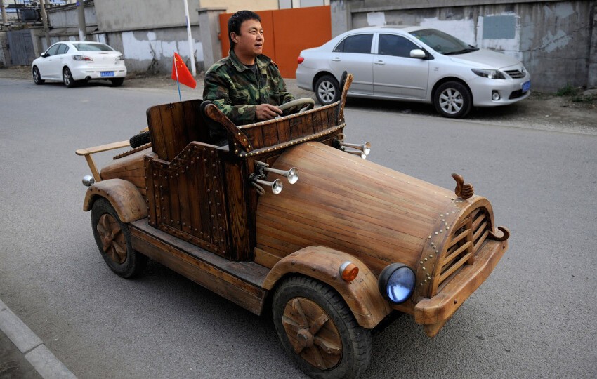  Деревянный электромобиль. В таком не стыдно и к любому заведению подъехать. провинции Ляонин, 30 октября 2014.