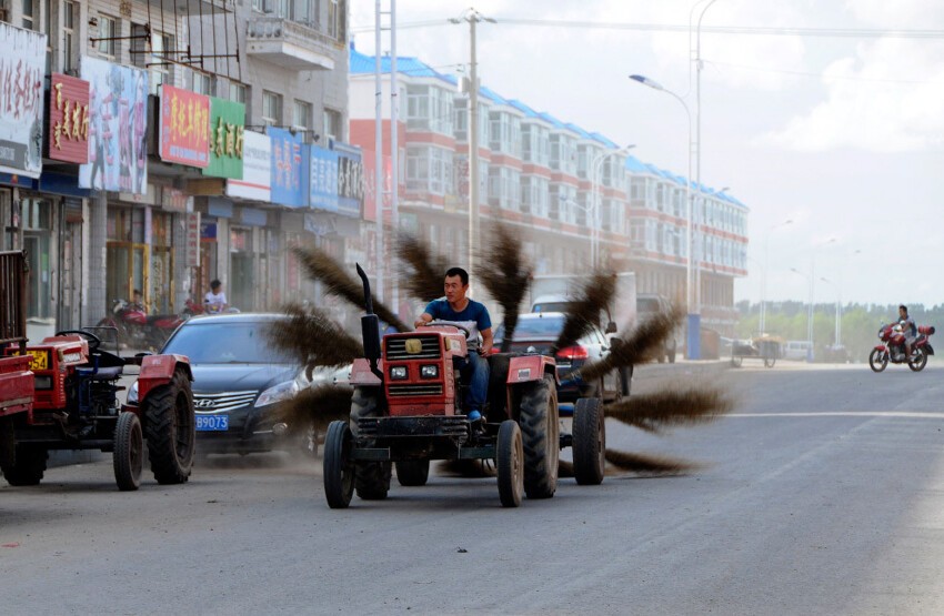 Автомобиль — мечта городских служб или трактор с вращающимися метлами. Провинция Хэйлунцзян, 31 августа 2013.