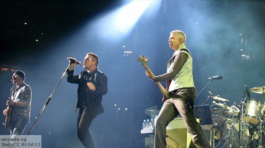 Гитарист U2 рухнул в толпу зрителей во время концерта в Канаде