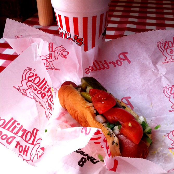 А это царь всех хот-догов – Чикагский хот-дог (англ. Chicago-style hot dog), приготовленный в популярном историческом месте Portillo’s.