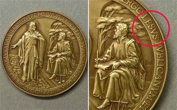 Медальон Святого Франциска: совсем не святая монета.
