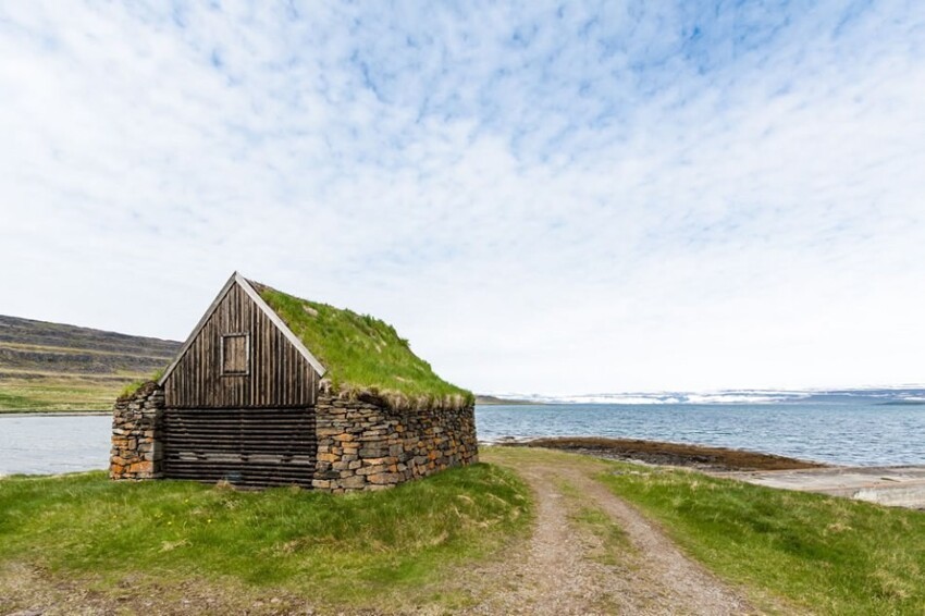 Исландский каменный дом с травяной крышей