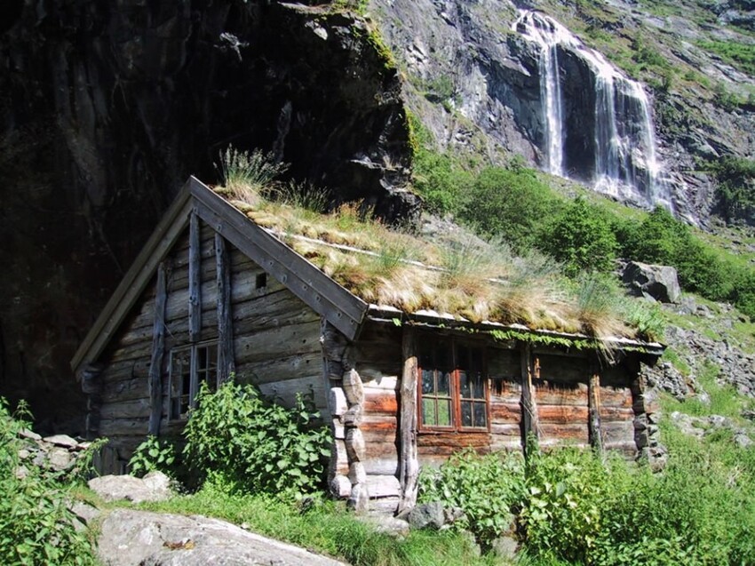 Водопад и ферма Алмен в Норвегии.