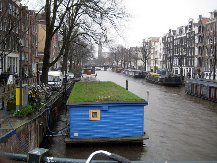 Дом на воде с травяной крышей, Амстердам.