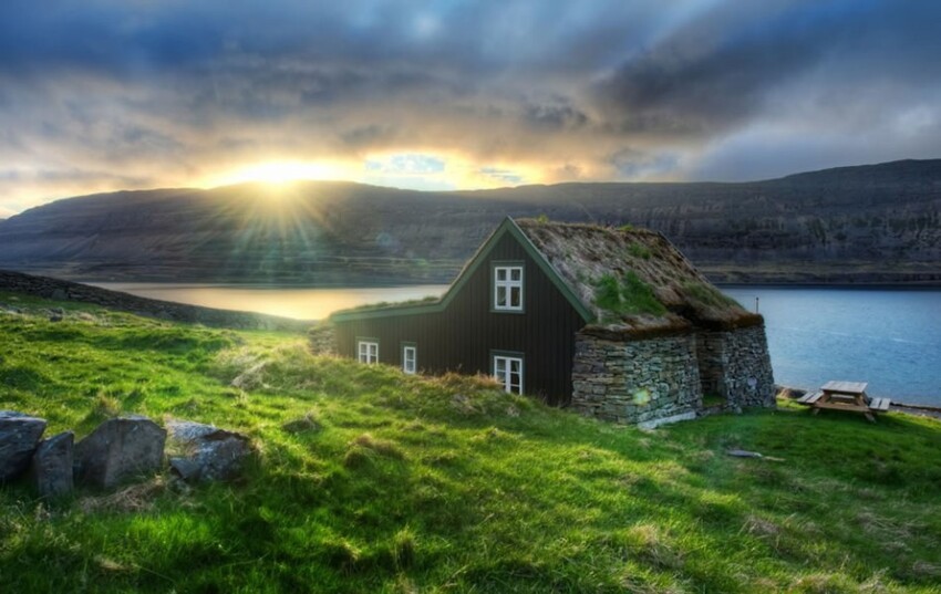 Трава на крыше в Суйявике, Исландия. Травяные и дерновые крыши были традиционным исландским архитектурным стилем еще во времена викингов.