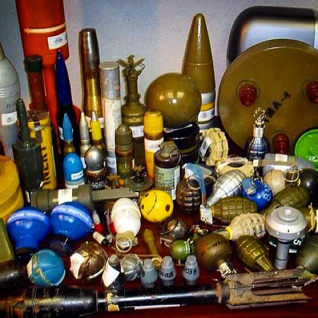 Коллекция гранат и артиллерийских снарядов из багажа простых граждан.