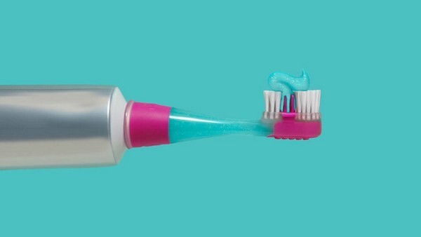  Эта зубная щетка накручивается на тюбик с зубной пастой.