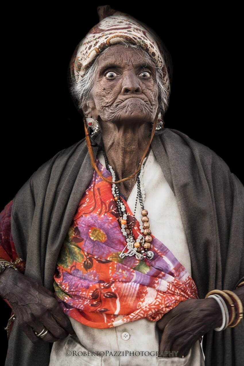 Пожилая женщина в трущобах Джайпура