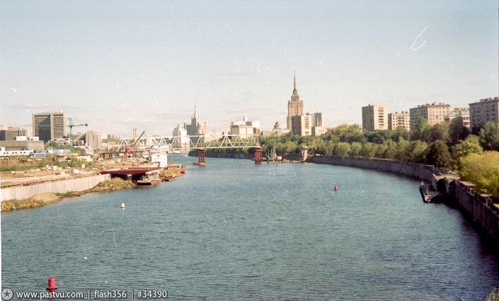 Начали строить мост "Багратион" через Москва-реку. Мост и "Башня 2000" – первые здания строящегося комплекса "Москва-Сити".