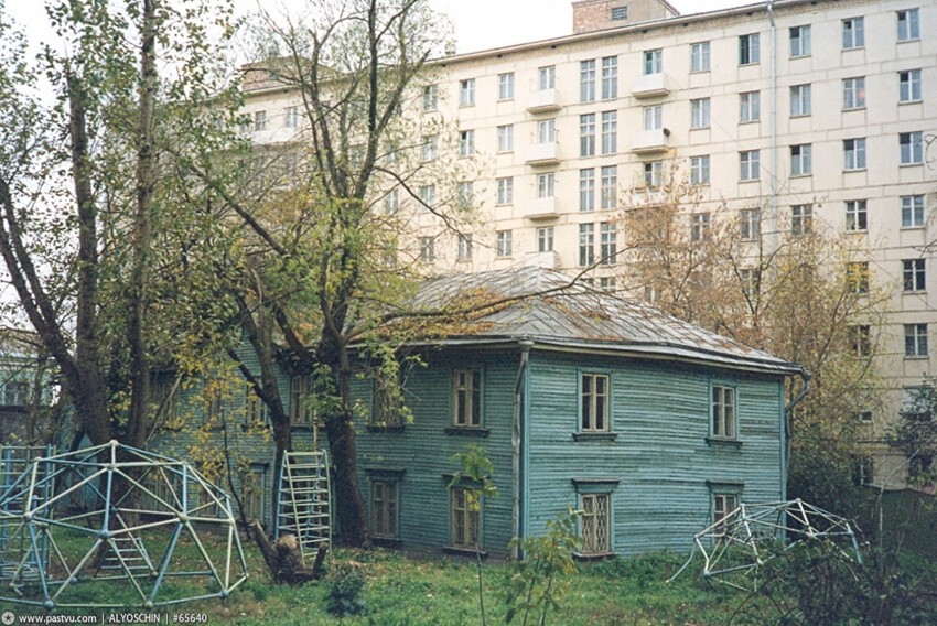 Уютная точечная застройка во дворе рядом с Лужниками. В 1995 году в Москве еще можно было встретить такие дома (Лужнецкий пр-д, 25а). Его снесли в 2005-м.