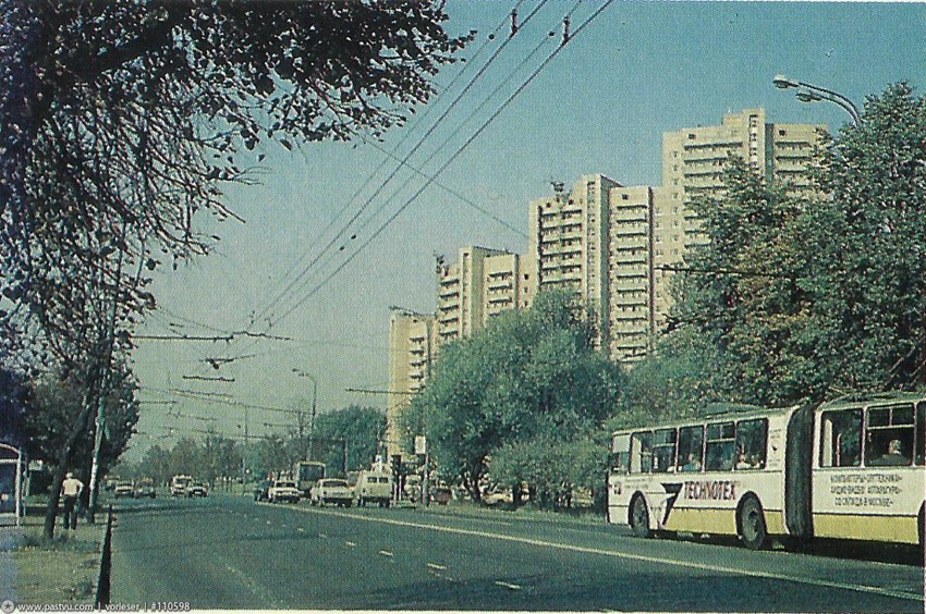 Троллейбус на проспекте Маршала Жукова.