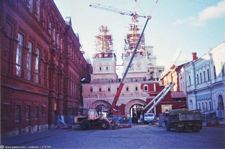 Перед Красной площадью восстанавливают разобранные в 1931 году Воскресенские ворота.