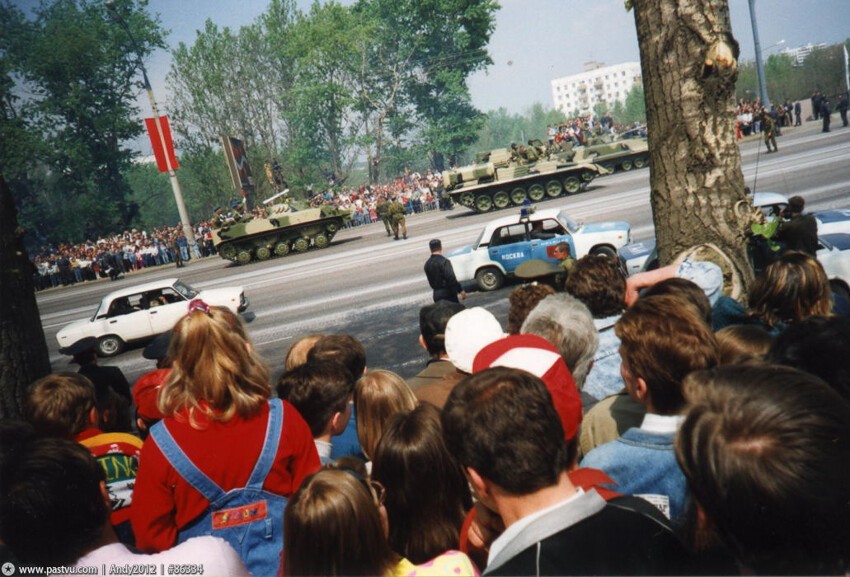 1995 год – это год 50-летия победы в ВОВ. Несмотря на юбилей, парад переносят с Красной площади на Поклонную гору, потому что Манежная площадь, по которой должна была пройти тяжёлая техника, перерыта в связи со строительством.