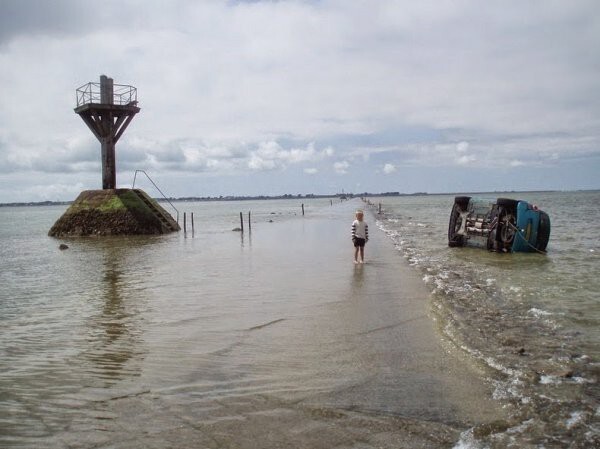 Автомобильная дорога, которая уходит под воду