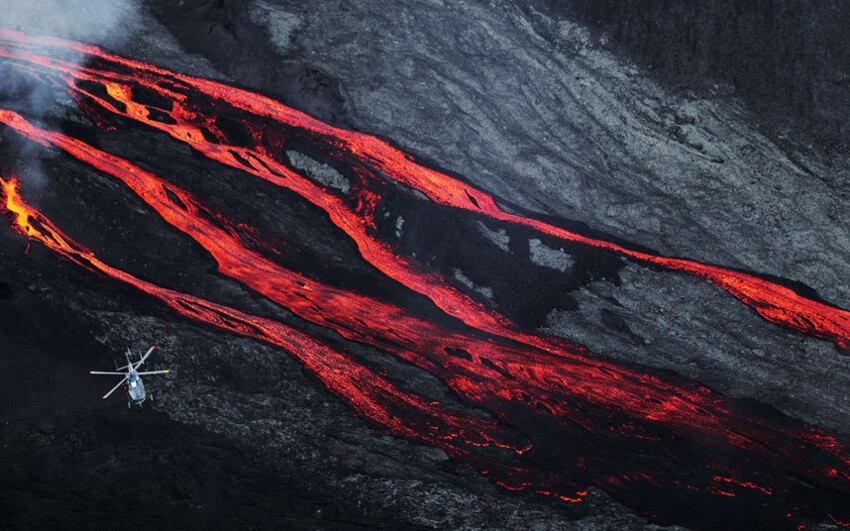 Знаменитый вулкан на французском острове Реюньон Питон-де-ла-Фурнез продолжает извергать мощные потоки лавы.