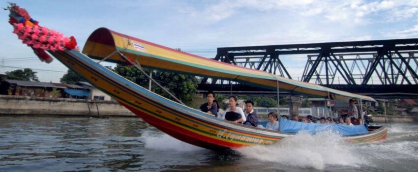 Canal Taxi (Таиланд). Этими большими и шумными лодками, которые курсируют в самых разных направлениях по сети каналов, ежедневно в Бангкоке пользуются тысячи местных жителей и туристов.