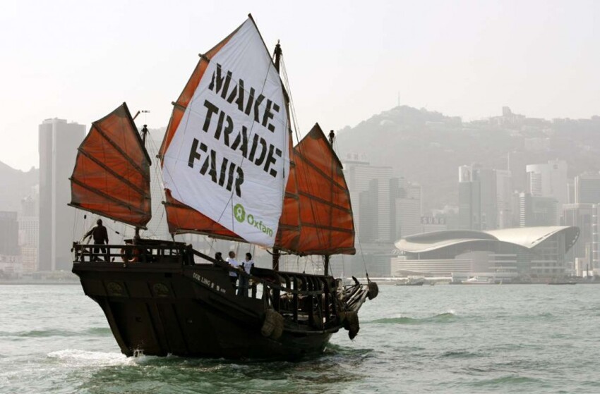 Джонки — эти традиционные китайские лодки со встроенными двигателями являются очень популярным средством передвижения в Гонконге.