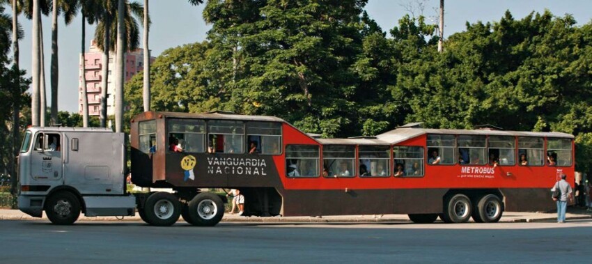 Автобус-верблюд (Куба). Это транспортное средство появилось в результате замысловатого соединения автобуса с грузовиком. Столь оригинальный автобус, который может перевозить до 300 человек, лишь недавно был выведен из эксплуатации.