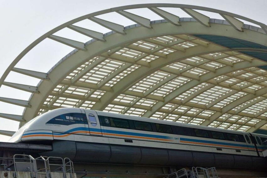 Маглев или поезд на магнитной подушке, который развивает скорость до 431 километра в час, курсирует в Шанхае из центрального района города Пудун (Pudong) в международный аэропорт «Пудун». Маглев — это самый быстрый поезд в мире.