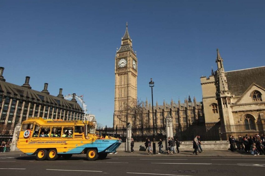 DUKW (Великобритания) — это еще один автобус-амфибия, который позволяет туристам любоваться Лондоном и с суши, и с реки Темзы.