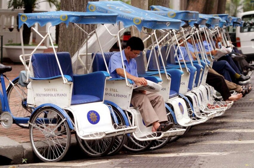 Велорикша (cyclo). Эти трехколесные велотакси используются во Вьетнаме, в основном в столице, в Ханое. С помощью велотакси местные жители и туристы могут быстро передвигаться в многолюдном городе.