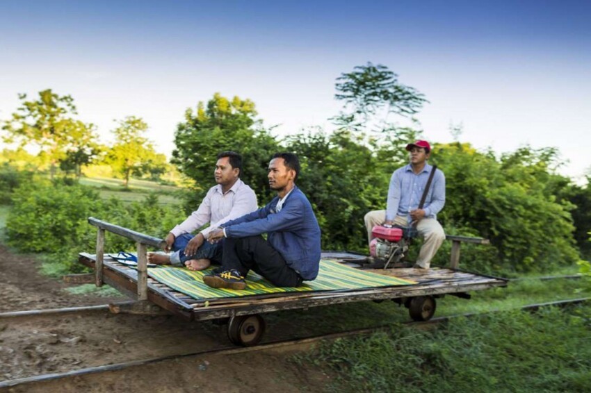Бамбуковая железная дорога в Камбодже. Эти импровизированные дрезины с электродвигателем изготовлены из бамбука. Они ездят со скоростью до 40 километров в час и являются одним из самых экономичных способов передвижения.