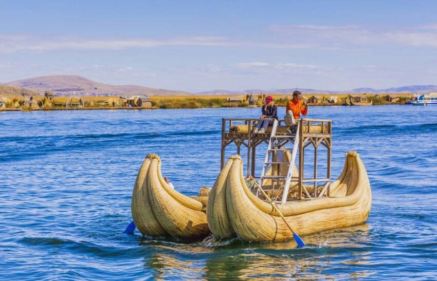 Barco de totora (Перу). Эти уникальные лодки изготавливают из «totory» — тростника, растущего в Перу, и являются популярным средством передвижения среди местных рыбаков и туристов.