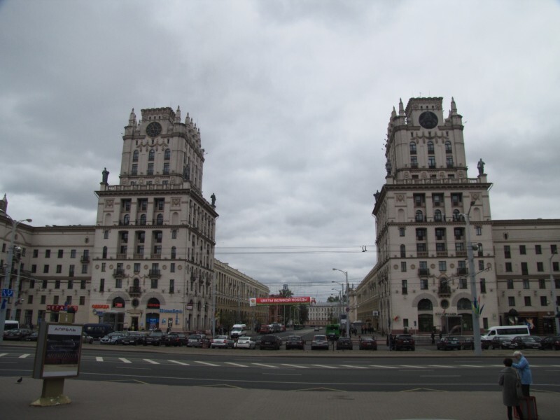 Вернулись к вокзалу. Оттуда открывается вид на два советских здания, выглядящих как ворота в Минск.