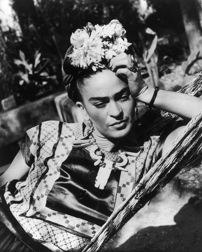 История цветочных корон: от Фриды Кало до Кейт Мосс