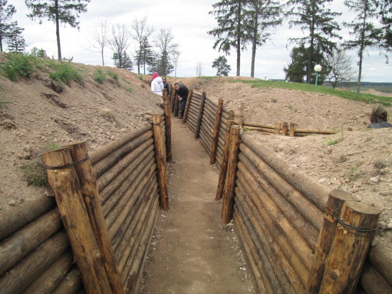 Далее реконструирована система укреплённых окопов.